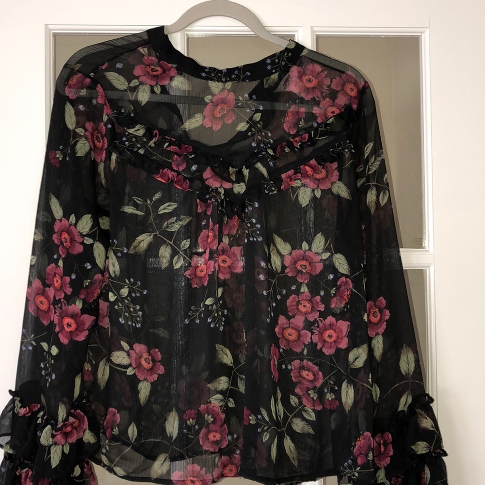 Black floral blouse w/ruffles
